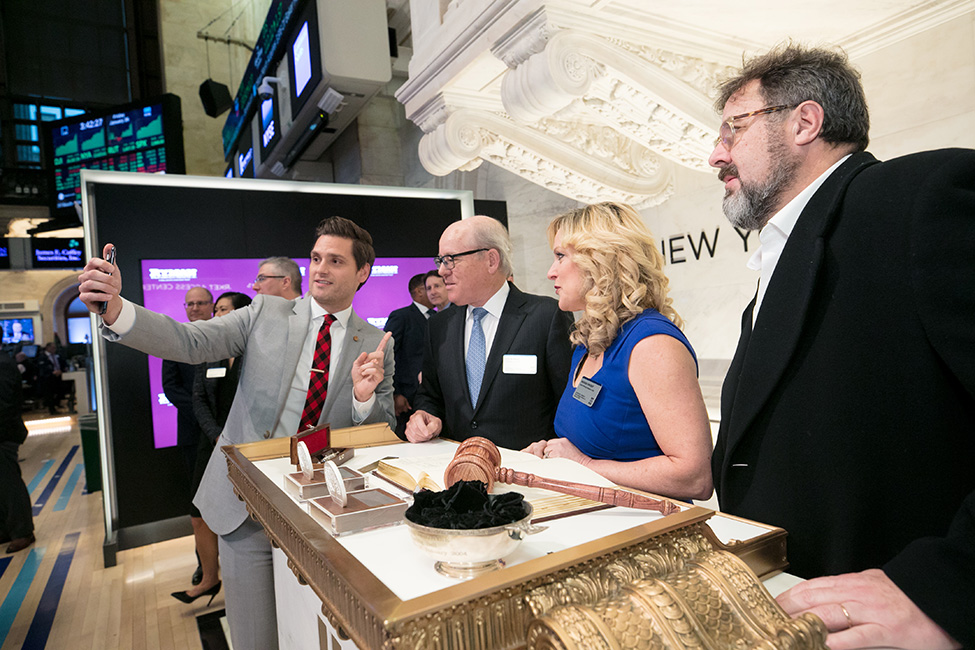 Rhonda Vincent and Vince Gill at the NYSE podium with Ryman Hospitality Properties executives (1/26/18)